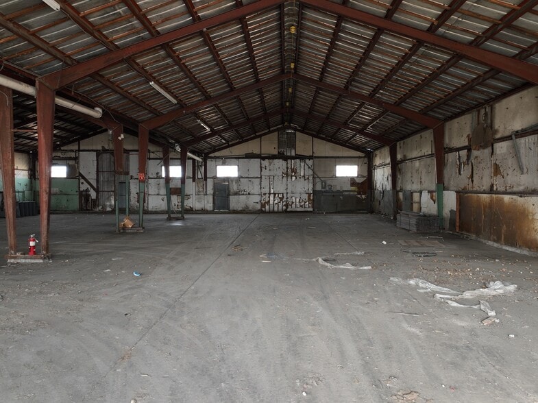 More Photos Of 126 S Griffith St, El Dorado Warehouse For Sale