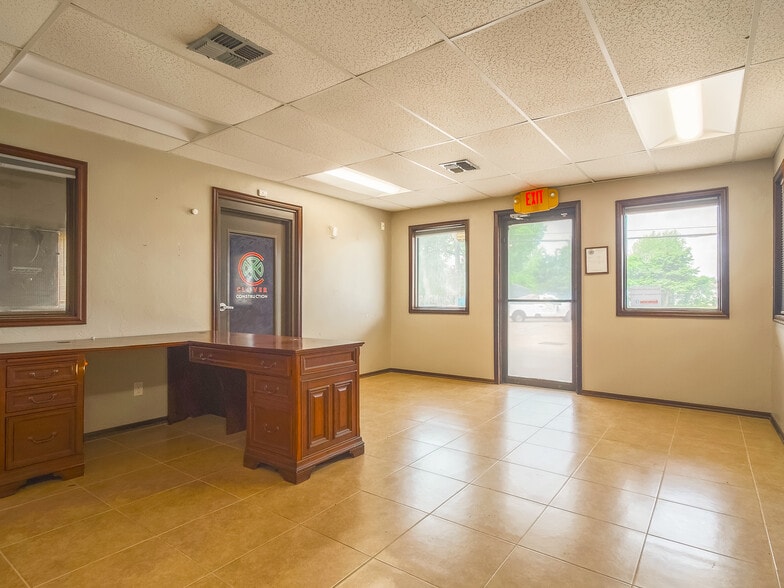 More Photos Of 401 S Ranchwood Blvd, Yukon Flex For Sale