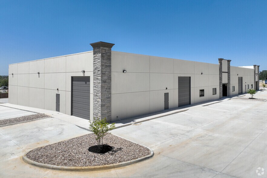 More Photos Of 120 Business Pk Dr, Hudson Oaks Warehouse For Lease