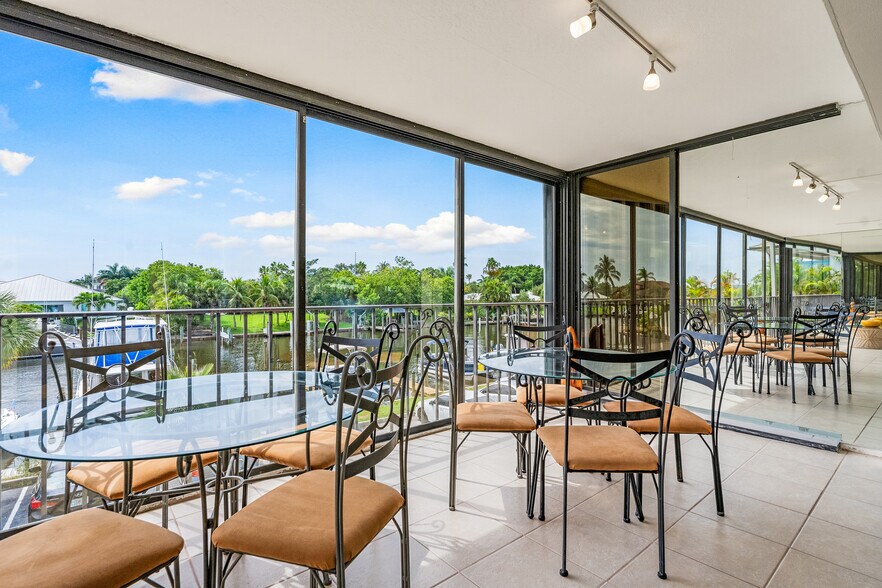 More Photos Of 23 Royal Palm Pointe, Vero Beach Restaurant For Sale