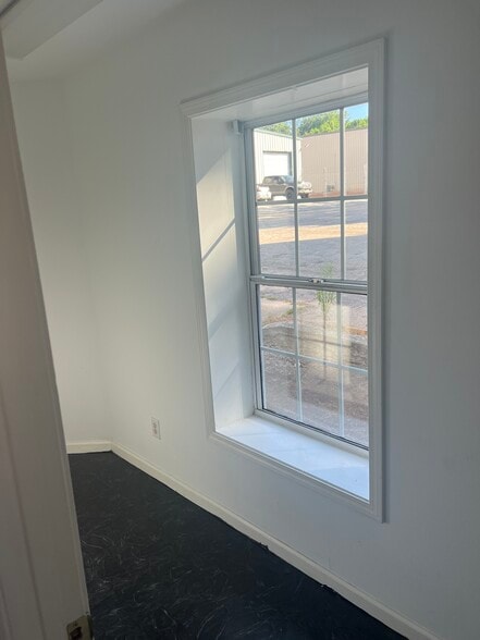 More Photos Of 2012 Last St, Statham Warehouse For Lease