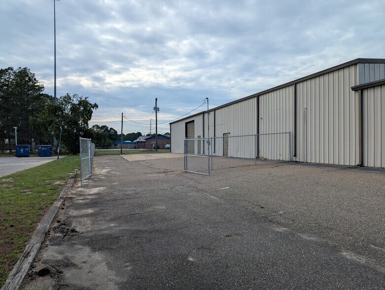 More Photos Of 2988 Gillespie St, Fayetteville Light Distribution For Lease