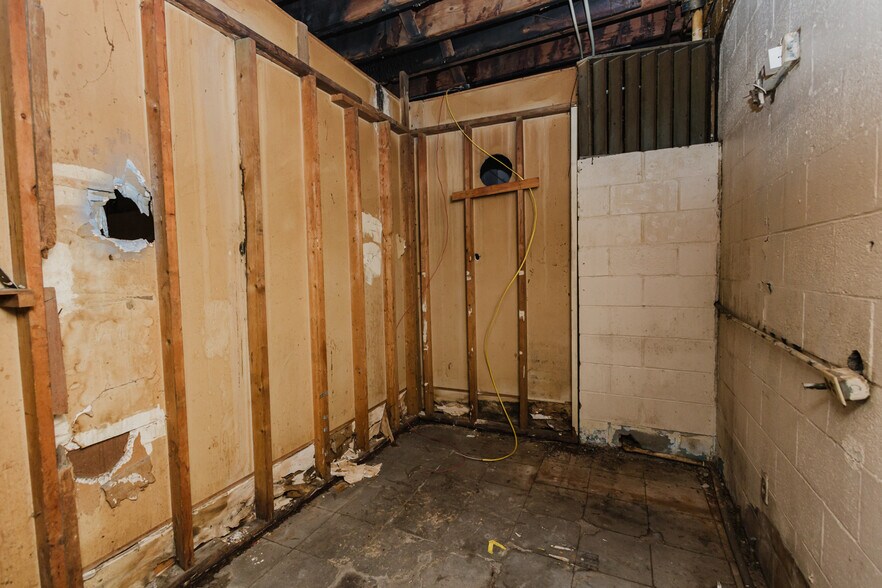 More Photos Of 2033 S Broadway St, Wichita Bar For Sale