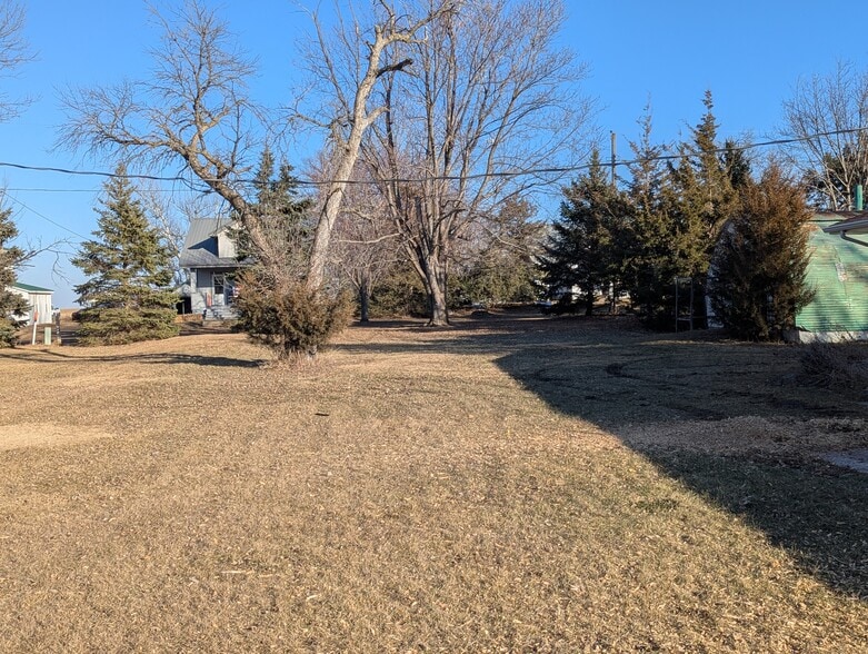 More Photos Of 340 Elm St E, Canova Sports And Entertainment For Sale