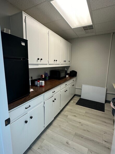 More Photos Of 1401 Applewood Dr, Dalton Medical For Lease