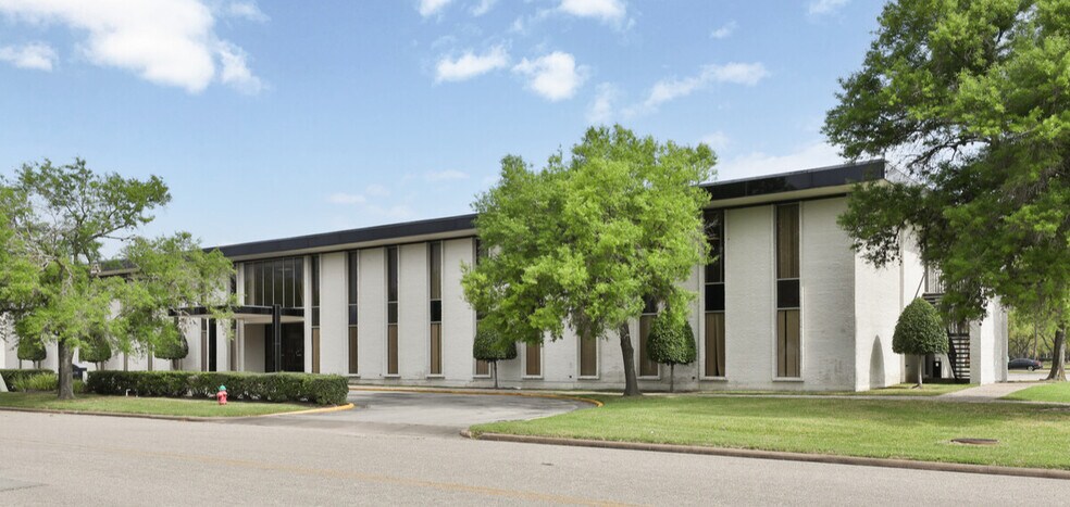 More Photos Of 16903 Buccaneer Ln, Houston Coworking Space