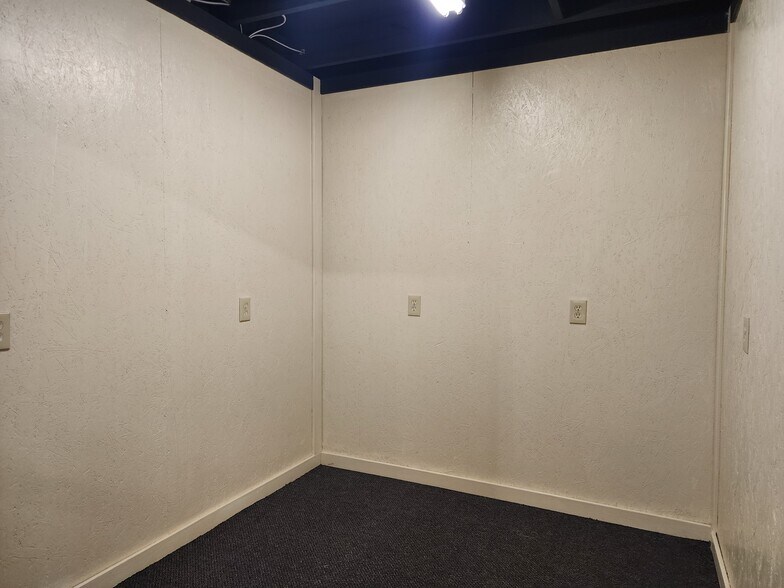 More Photos Of 110 N Zavalla St, Jasper Showroom For Sale
