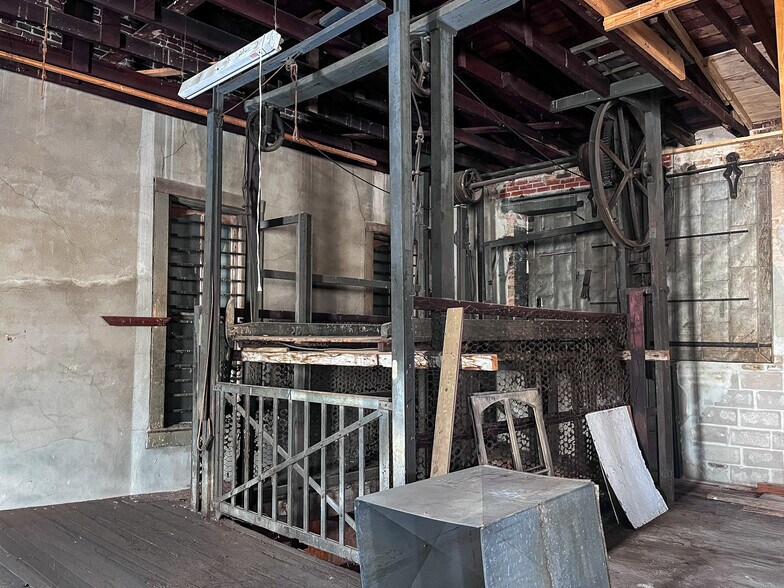 More Photos Of 205 W Alamo St, Brenham General Retail For Sale