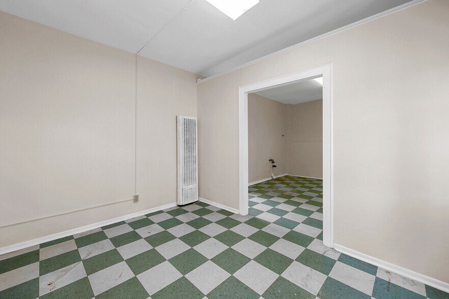 More Photos Of 5812 Venice Blvd, Los Angeles Showroom For Sale