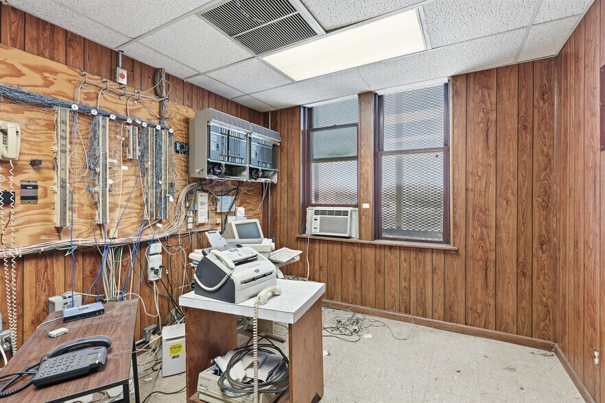 More Photos Of 117 E 4th St, Joplin Office For Sale