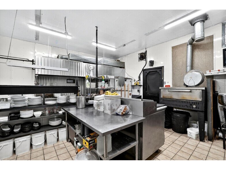 More Photos Of 277 Rue Saint-Joseph, Sainte-martine Restaurant For Sale