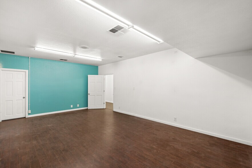 More Photos Of 830 E Sahara Ave, Las Vegas Office For Sale