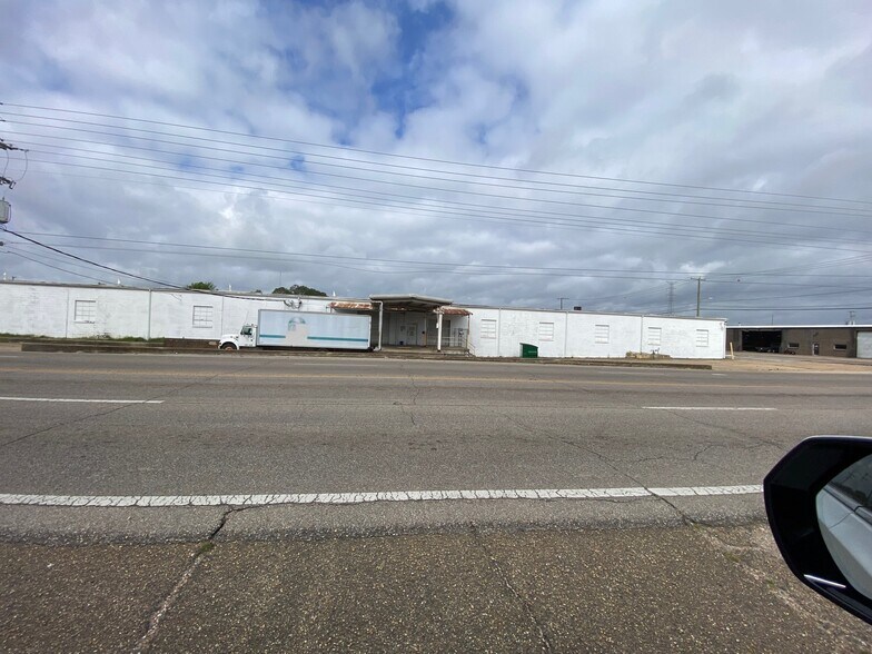 More Photos Of 1031 S Green St, Tupelo Warehouse For Sale