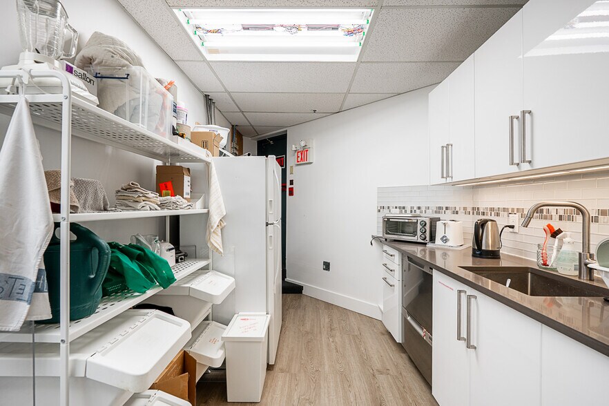 More Photos Of 2450-2472 Haywood Ave, West Vancouver Office For Sale