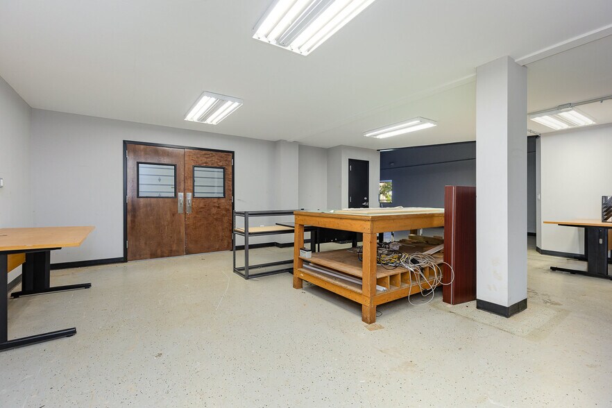 More Photos Of 100 Industrial Dr, Fredericksburg Showroom For Sale