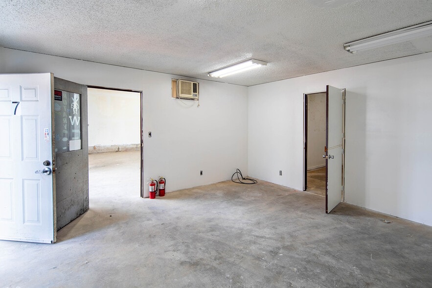 More Photos Of 5753 Auburn Blvd, Sacramento Warehouse For Lease