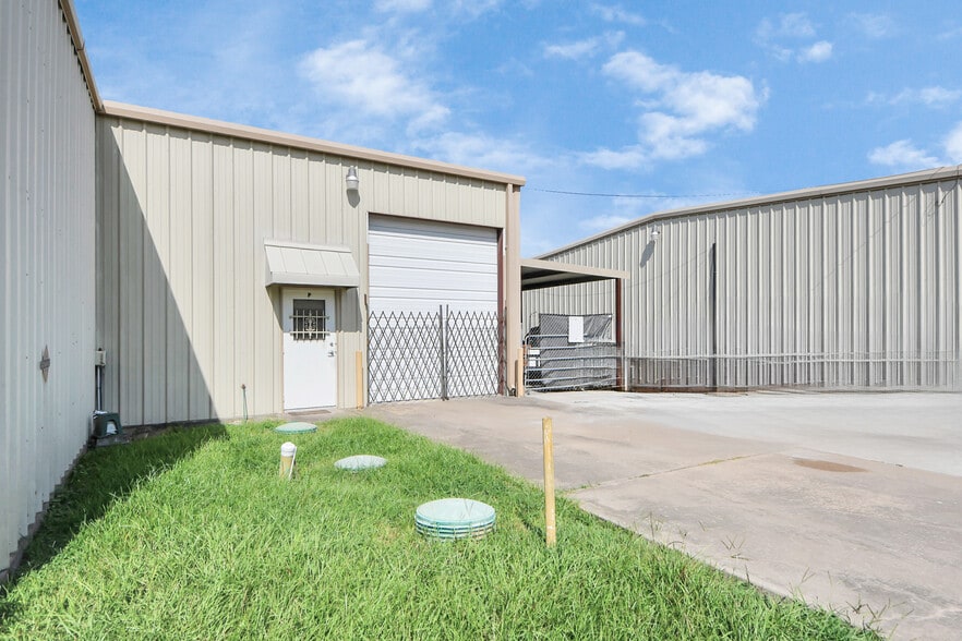 More Photos Of 1027 Aldine Bender Rd, Houston Warehouse For Lease