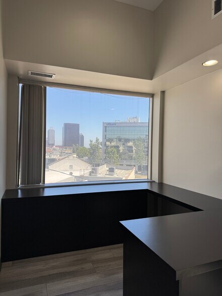 More Photos Of 825 S Barrington Ave, Los Angeles Office For Sale