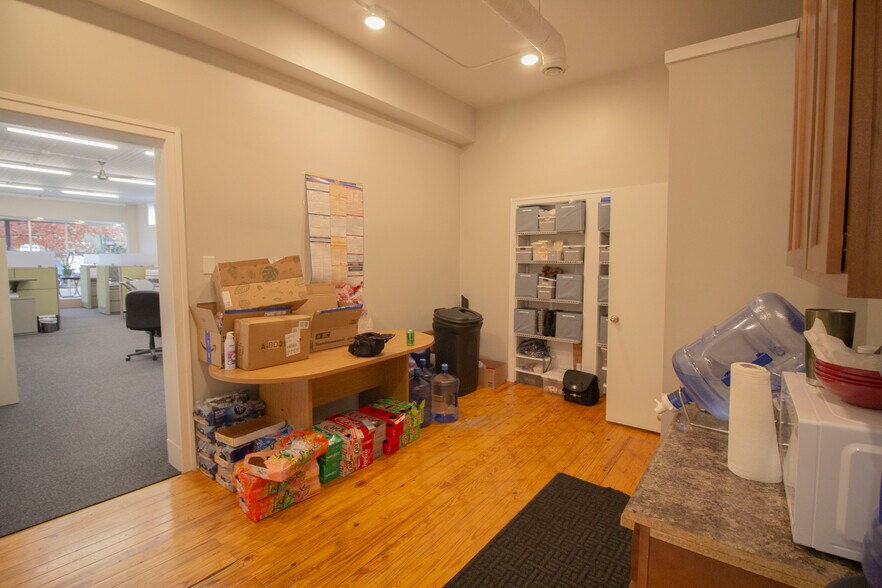 More Photos Of 921-927 S Burdick St, Kalamazoo Storefront Retail Office For Lease