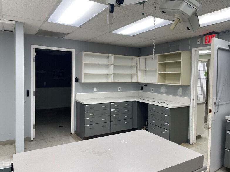 More Photos Of 40696 Garfield Rd, Clinton Township Veterinarian Kennel For Lease
