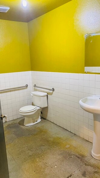 More Photos Of 11500-11510 E Whittier Blvd, Whittier Storefront For Lease