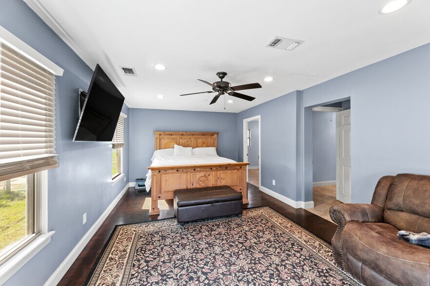 More Photos Of 5800 Curran Dr, Von Ormy Veterinarian Kennel For Sale