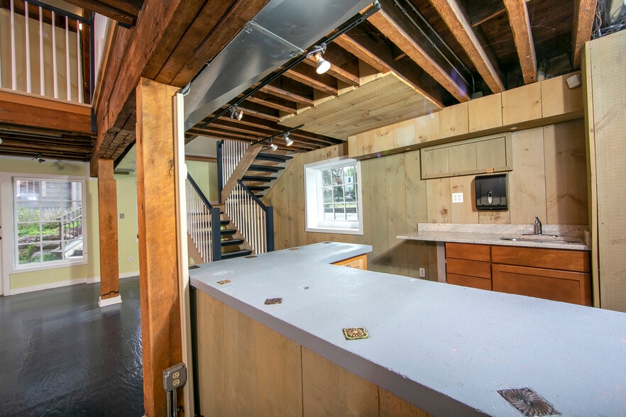 More Photos Of 30 W Bridge St, New Hope Freestanding For Lease