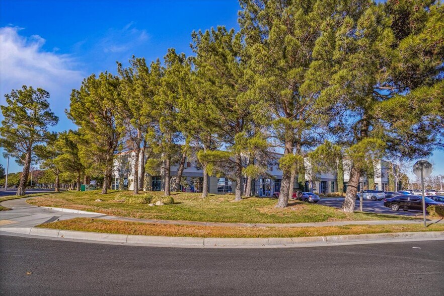 More Photos Of 42913 Capital Dr, Lancaster Light Manufacturing For Sale