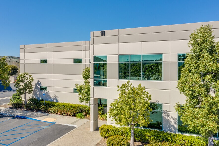 More Photos Of 11 Goddard, Irvine Light Manufacturing For Lease