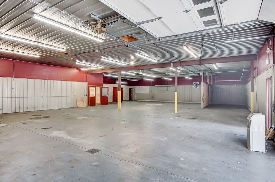 More Photos Of 20660 W Bowling Green Road, Weston Auto Repair For Lease
