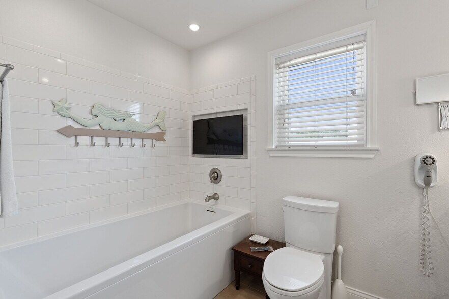 More Photos Of 925 Main St, Bastrop Office Residential For Sale