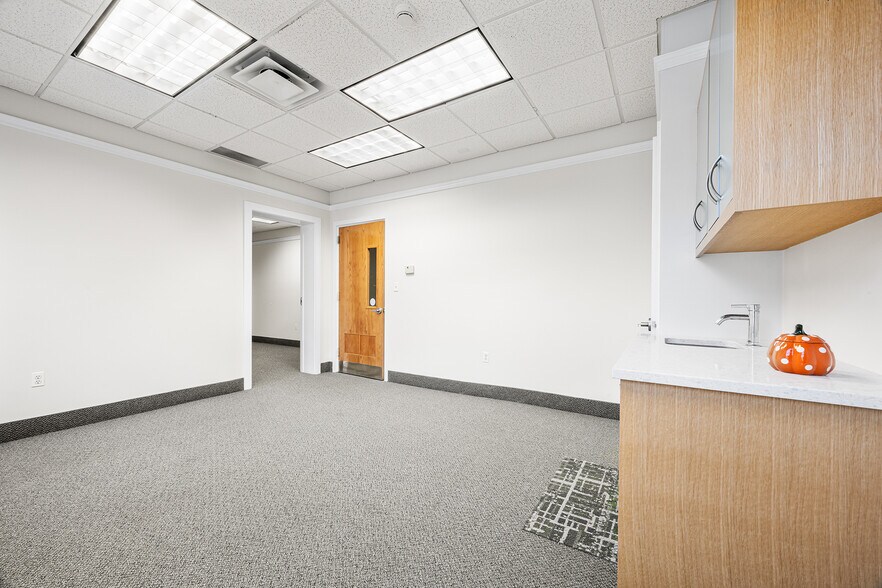 More Photos Of 107 Wilcox Rd, Stonington Loft Creative Space For Sale