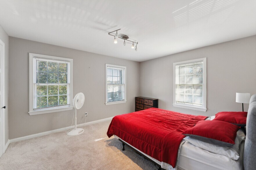 More Photos Of 5730 Biscayne dr, Alexandria Office For Sale