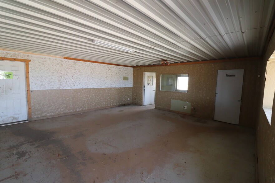 More Photos Of 604 US Highway 287 S, Henrietta Flex For Sale