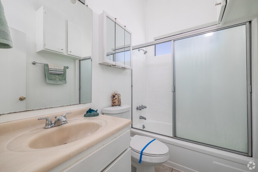 More Photos Of 1943 Vista Del Mar Ave, Los Angeles Apartments For Sale