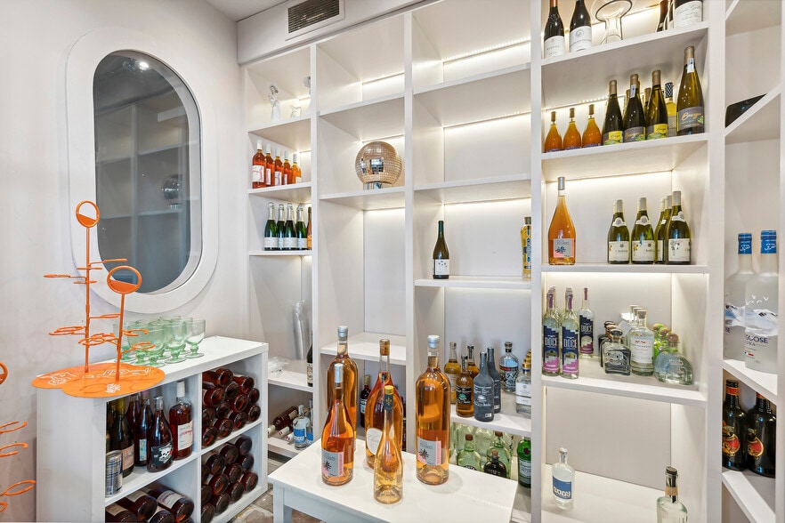 More Photos Of 4 S Elmwood Ave, Montauk Restaurant For Sale