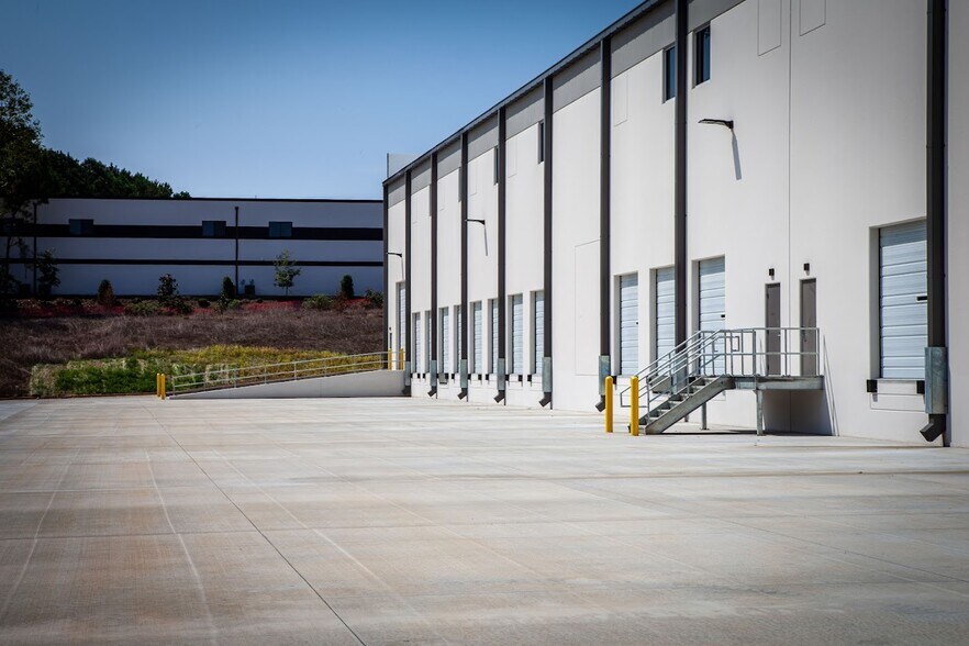 More Photos Of 5720 Trade Dr, Alpharetta Warehouse For Lease