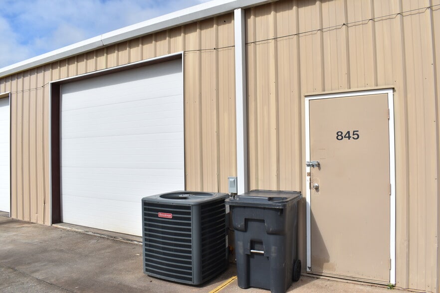 More Photos Of 831-841 Industrial Dr, Yukon Light Manufacturing For Sale