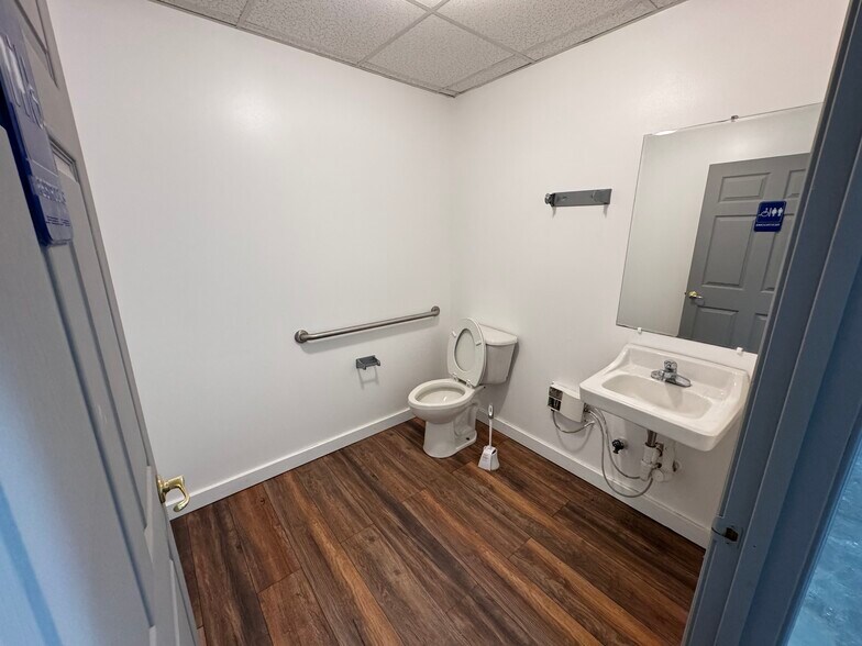 More Photos Of 1706 Martin Luther King Jr Blvd, Gainesville Warehouse For Lease