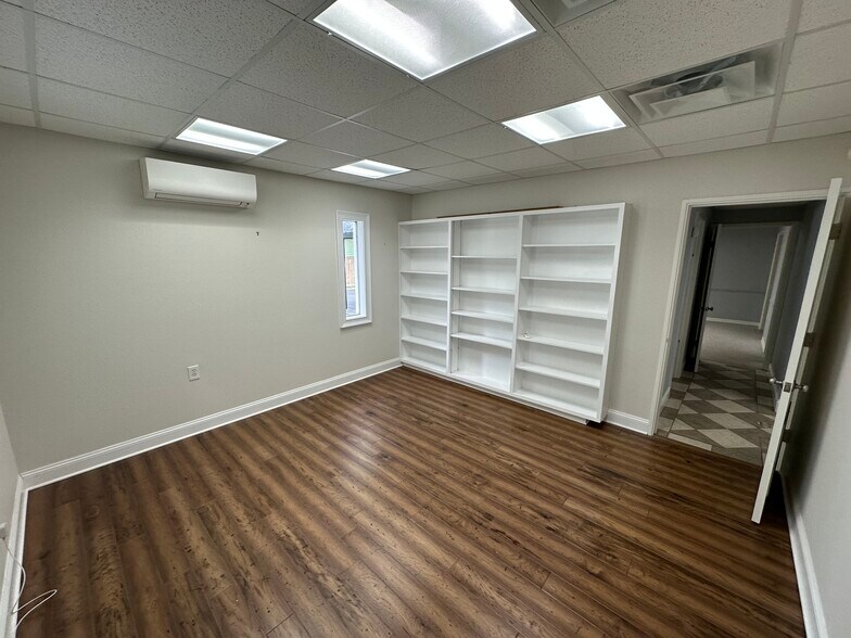 More Photos Of 6100 N Nebraska Ave, Tampa Office For Lease