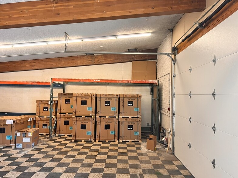 More Photos Of 580 Portland Ave, Gladstone Freestanding For Lease