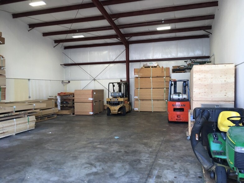 More Photos Of 985 NW Noble Dr, Estacada Warehouse For Lease
