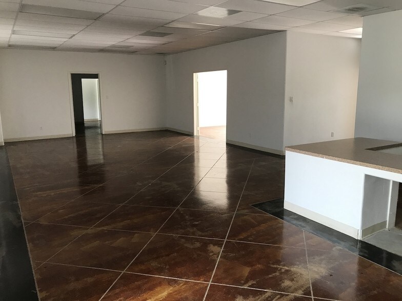 More Photos Of 118 6th St N, Texas City Showroom For Sale