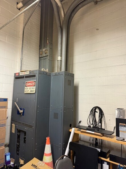 More Photos Of 220 4th Ave, Rochelle Warehouse For Lease