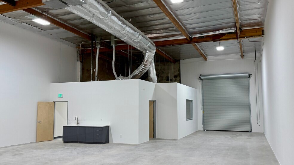 More Photos Of 18320-18330 Oxnard St, Tarzana Unknown For Lease