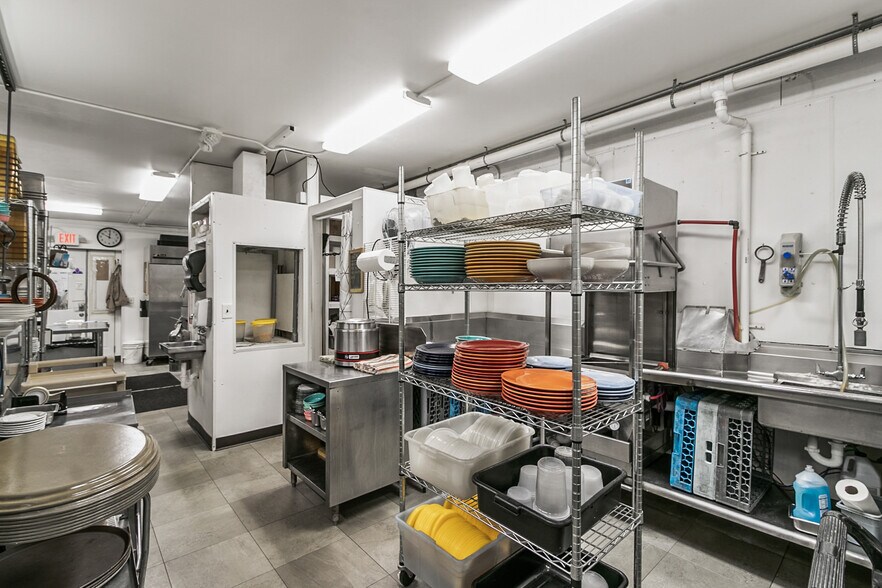 More Photos Of 618 Oak St, Baraboo General Retail For Sale