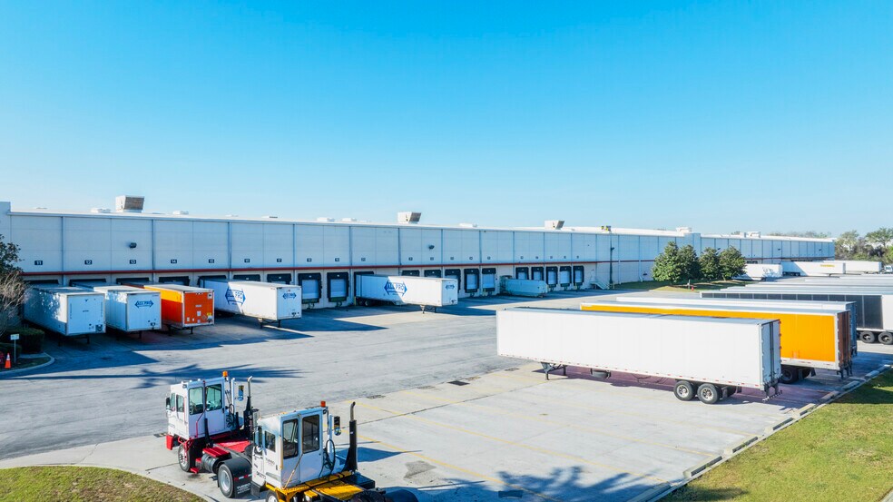 More Photos Of 19925 Independence Blvd, Groveland Distribution For Lease