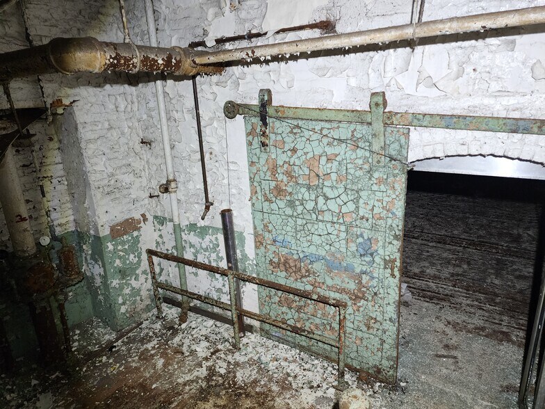 More Photos Of 20th AVE, Valley Light Manufacturing For Sale