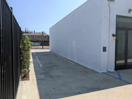 More Photos Of 18444 Ventura Blvd, Tarzana Service For Lease