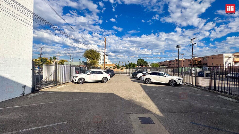 More Photos Of 6742 Van Nuys Blvd, Van Nuys Office For Lease